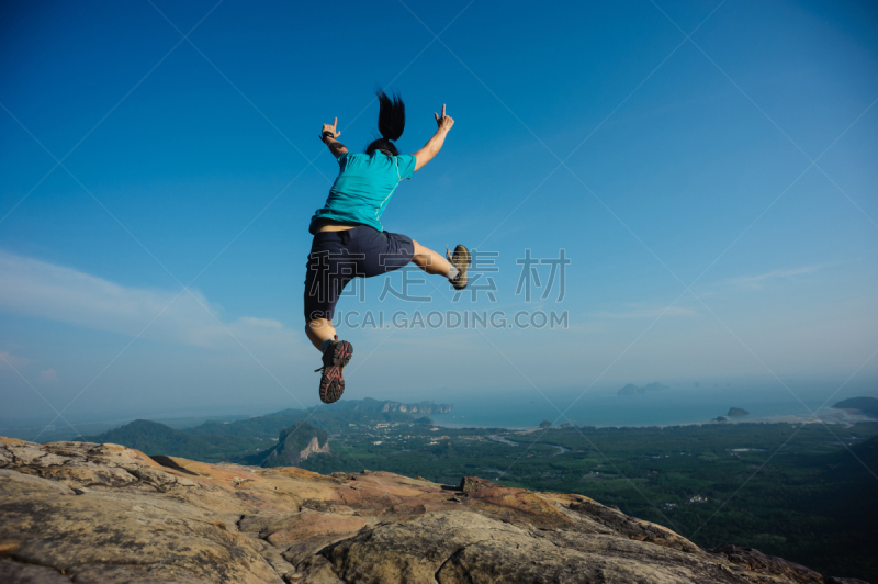 女人,天空,留白,灵感,休闲活动,水平画幅,山,在边上,旅行者,户外