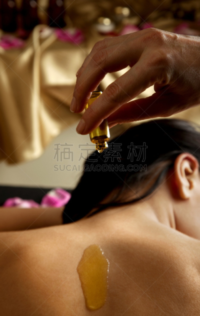 后背,香熏油,女性,垂直画幅,休闲活动,芳香的,健康,化妆用品,美容