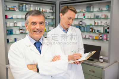 药剂师,老年人,注视镜头,水平画幅,白人,男性,仅成年人,青年人,商业金融和工业,中老年男人