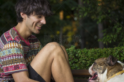 业主,斗牛犬,特写,长椅,自然,水平画幅,英格兰斗牛犬,人,夏天,户外