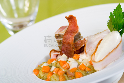 浓豌豆汤,熏香肠,泡沫饮料,饮食,香肠,胡萝卜,豌豆,水平画幅,绿色,玻璃杯