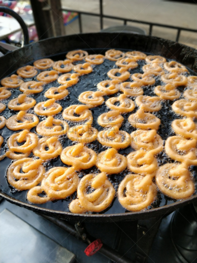 炸糖圈,待售,马哈拉施特拉邦,印度,炸制食物,排灯节,甜点心,小吃,食用油,垂直画幅