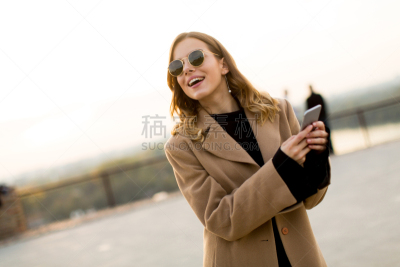 户外,青年女人,手机,眼镜,台阶,公园,水平画幅,仅成年人,厚衣服,青年人
