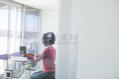 笔记本电脑,女商人,销售主管,可靠性,找工作,办公椅,办公室,美,水平画幅,工作场所