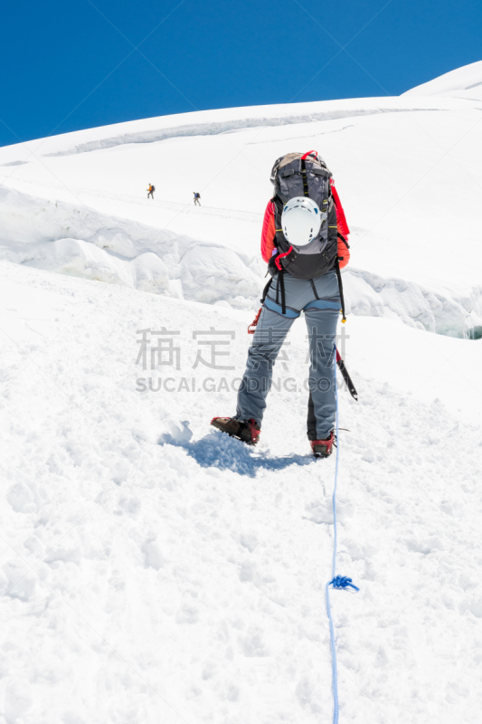 冰河,雌性动物,垂直画幅,雪,旅行者,户外,冰镐,莫堤玫瑰山,成年的,宾尼的阿尔卑斯山脉