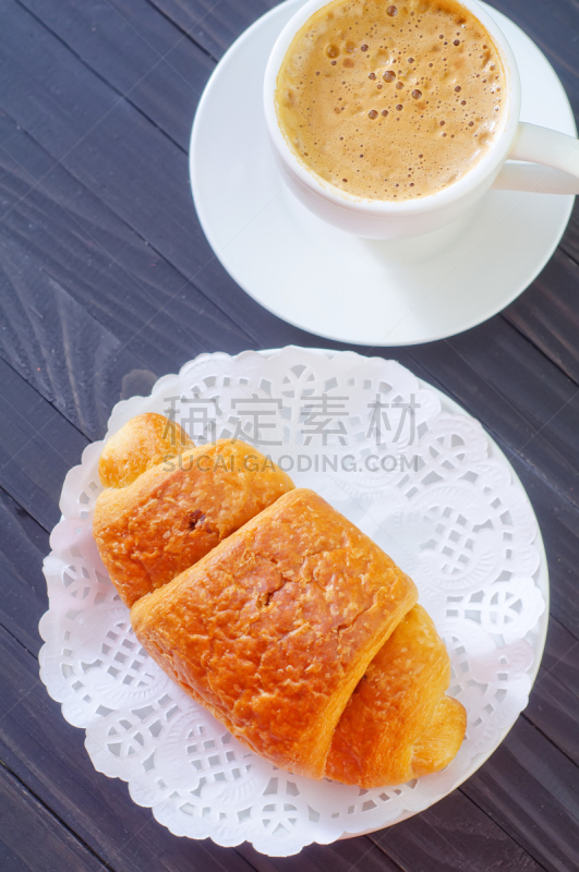 牛角面包,垂直画幅,茶碟,古典式,烘焙糕点,早晨,法式食品,白色,米色