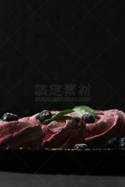 西风之神,棉花软糖,蛋白饼糕,盘子,粉色,自制的,黑色背景,垂直画幅,美,蛋糕