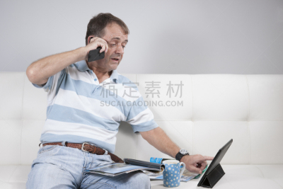 男性,成年的,手机,网上冲浪,水平画幅,电话机,白人,仅男人,仅成年人,沙发