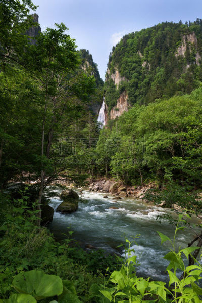 层云峡,瀑布,沟壑,悬崖,大雪山,卡斯基德山脉,垂直画幅,水,天空,云