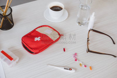 咖啡杯,办公室,急救包,药丸,桌子,饮料,健康保健,药,杯,玻璃杯