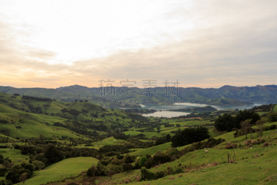akaroa,在上面,新西兰坎特伯雷地区,新西兰,水平画幅,绿色,山,无人,云,户外