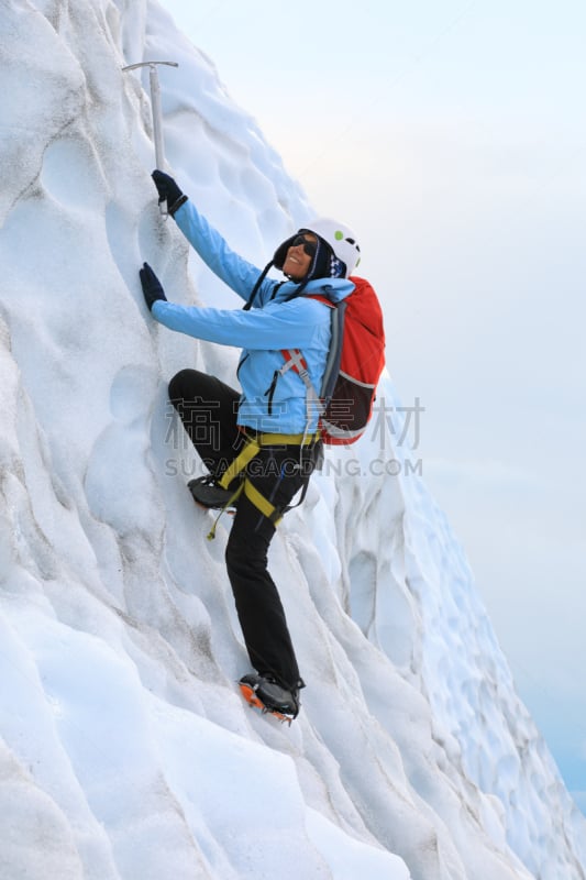 冰岛国,冰河,青年女人,垂直画幅,山,雪,旅行者,户外,运动头盔,白色