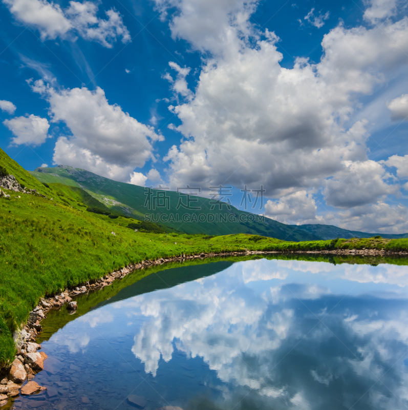 山谷,蓝湖,绿山国家森林公园,垂直画幅,水,天空,云,山,无人,在边上