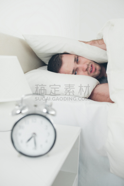 青年男人,响亮的,人的耳朵,闹钟,注视镜头,自然美,垂直画幅,美,美人,早晨