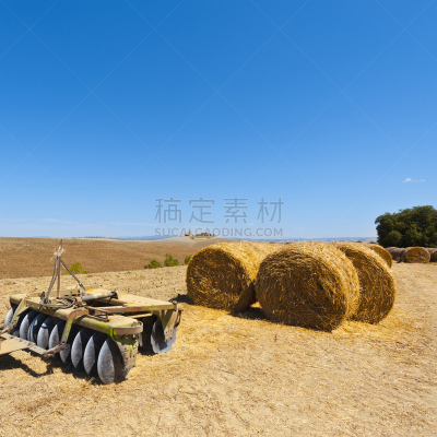 耕地,耙,干草,山,无人,农业机器,干草卷,泥土,户外,金属