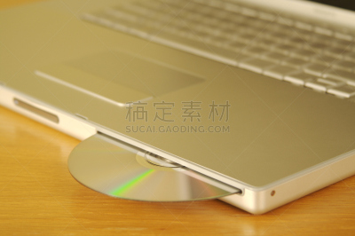 dvd,光盘,办公室,笔记本电脑,水平画幅,无人,cd播放软件,计算机软件,计算机键盘,电子行业