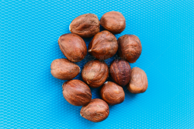 榛子,蓝色背景,去皮的,自然美,褐色,坚果,酸,氨基酸,水平画幅,高视角