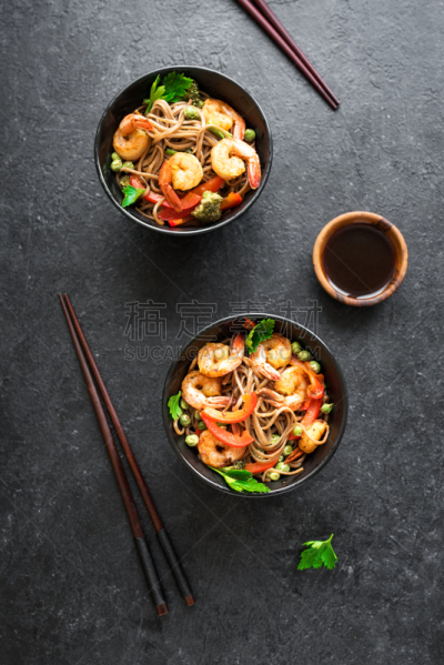 荞麦面,虾,背景分离,芫荽叶,日本食品,辣椒粉,酱汁,乌冬面,豌豆,餐具