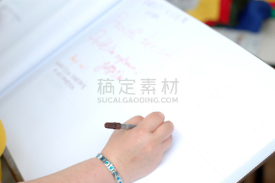 选择对焦,留白,水平画幅,白人,留言簿,前景聚焦,开着的,部分,手腕,写