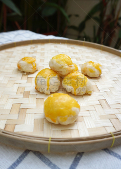 咸蛋黄,酥皮糕点,月饼,垂直画幅,鸡蛋,无人,蛋糕,烘焙糕点,面包店,篮子