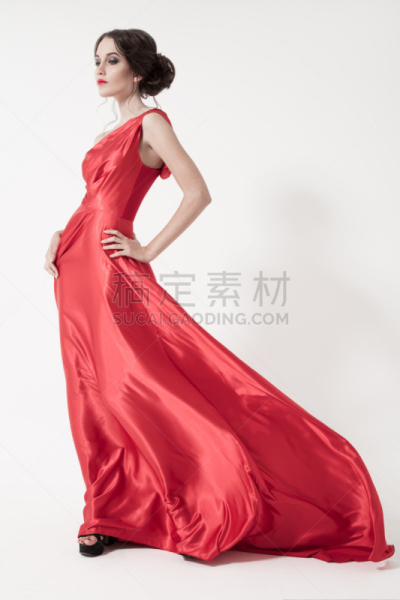青年人,女人,美,红色裙子,白色背景,垂直画幅,留白,风,彩妆,仅成年人