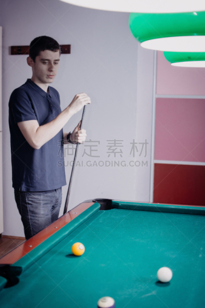 进行中,青年男人,球袋,垂直画幅,球,青少年,桌球台,台球,男性,仅成年人