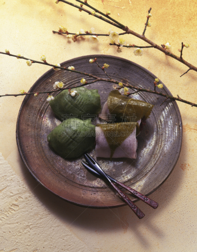 艾草,年糕,樱桃,日本点心,垂直画幅,图像,樱花饼,日式草饼,准备食物