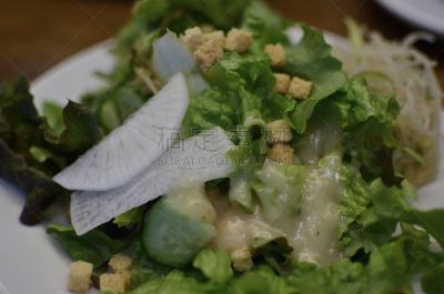 沙拉,水平画幅,油煎面包碎片,甜玉米,玉米,紫花苜蓿,西红柿,地中海美食,迷你型蔬菜,开胃酱