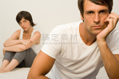 异性恋,休闲活动,面无表情,黑发,家庭生活,早晨,仅成年人,想法,双人床,妻子