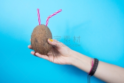 椰子,蓝色背景,手牵手,美,水平画幅,素食,美人,鸡尾酒,夏天,饮料