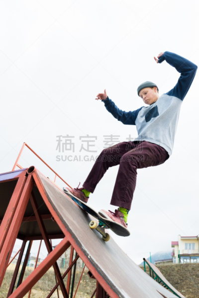 青少年,连帽运动外套,长袖衫,滑板,栏杆,牛仔裤,滑板公园,滑梯,垂直画幅,车轮