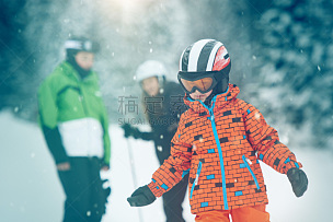 滑雪运动,男孩,滑雪度假,滑雪杖,滑雪镜,安全帽,家庭,休闲活动,雪,滑雪坡