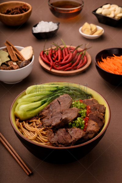 中国食品,牛肉面,面条,油菜花,餐具,垂直画幅,椒类食物,膳食,特写,辣椒