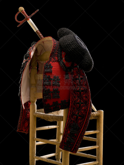 斗牛士,马术头盔,演出服,黑色背景,帽子,椅子,连衣裙,彩色图片,垂直画幅,剑