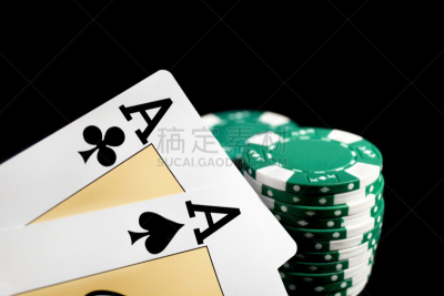 扑克牌a,桌子,绿色,数字2,举起手,梅花a,黑桃a,德州扑克,大量物体,俱乐部