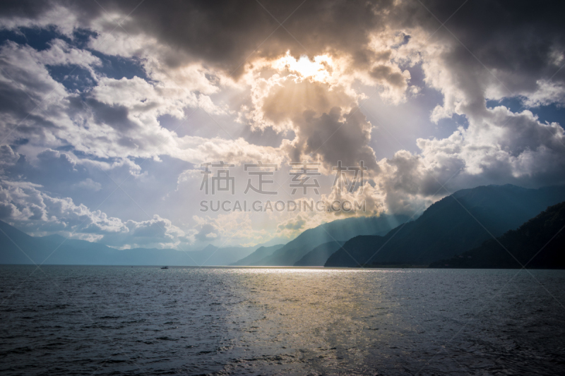 巴纳哈契,危地马拉,湖,阳光光束,山,阿蒂特兰湖,水,天空,水平画幅,无人