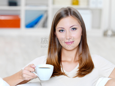 女人,住宅内部,咖啡杯,美,水平画幅,美人,白人,咖啡,仅成年人,沙发