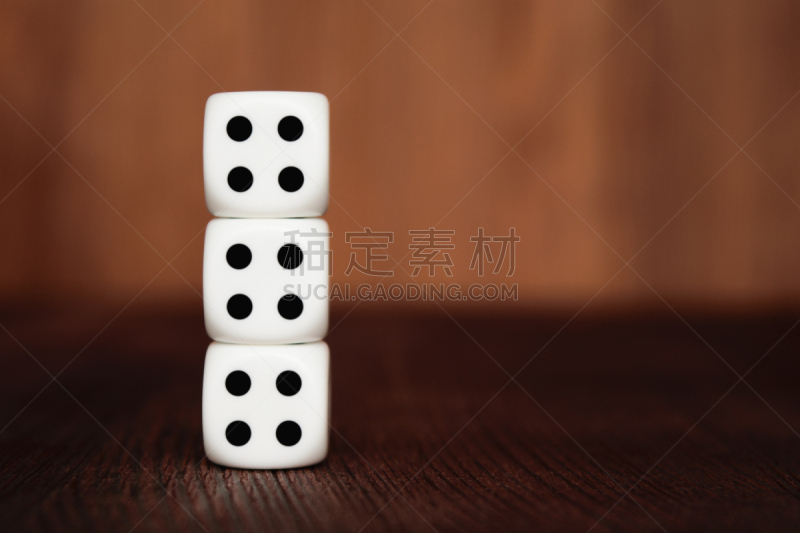 褐色,塑胶,白色,数字,斑点,骰子,黑色,三个物体,厚木板,背景