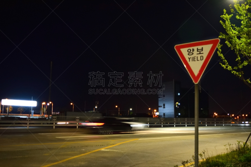 夜晚,路,标志,管（解剖）,交通标志,前灯,头灯,多车道公路,天空,水平画幅