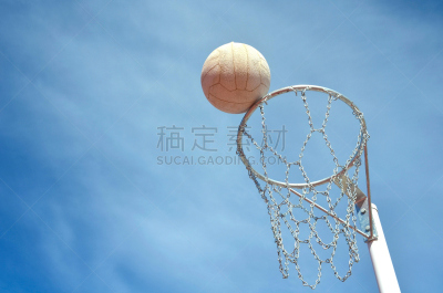类似篮球的球赛,篮球服,滑雪杖,进球,篮球框,球,天空,高视角,金属,线绳