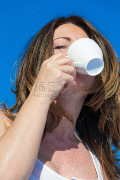 咖啡,女人,户外,垂直画幅,水,休闲活动,健康,夏天,饮料,仅成年人