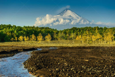 火山,小溪,在底端,切罗卢莱拉科火山,volcanic scoria,堪察加半岛,水平画幅,秋天,雪,蓝色