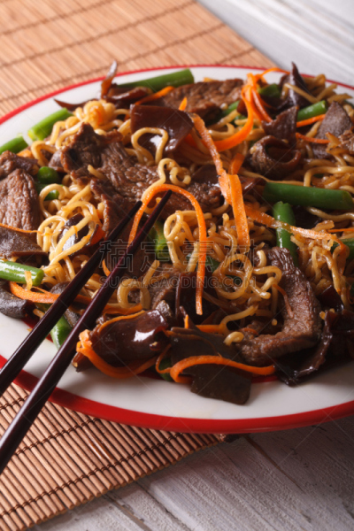 垂直画幅,大特写,牛肉,面条,捞面,油煎虾面,姆斯堂自治区,餐垫,席子,胡萝卜