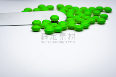 不锈钢,绿色,白色背景,刮刀,药丸,糖衣,圆形,选择对焦,留白,水平画幅