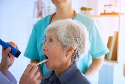 喉咙,手电筒,门诊部,老年女人,压舌板,舌头,水平画幅,牙医,泰国