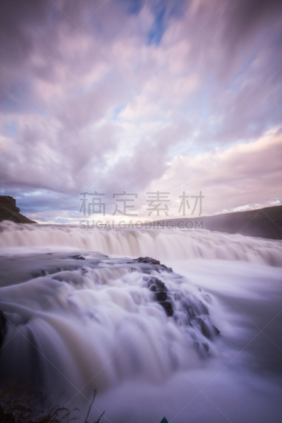 瀑布,seljalandsfoss waterfall,垂直画幅,水,巨大的,夏天,户外,草,冰岛国,山