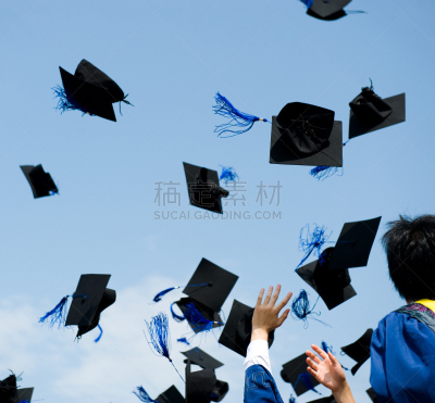 蓝色,天空,中等数量人群,学位帽,水平画幅,半空中,户外,白人,青年人,大量物体