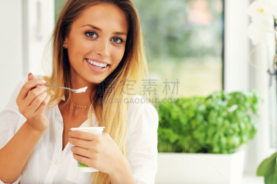 女人,美,留白,水平画幅,美人,早晨,夏天,酸奶,白人,特写