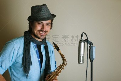 音乐人,萨克斯,注视镜头,男性,仅成年人,青年人,录音设备,放音设备,技术,青年男人