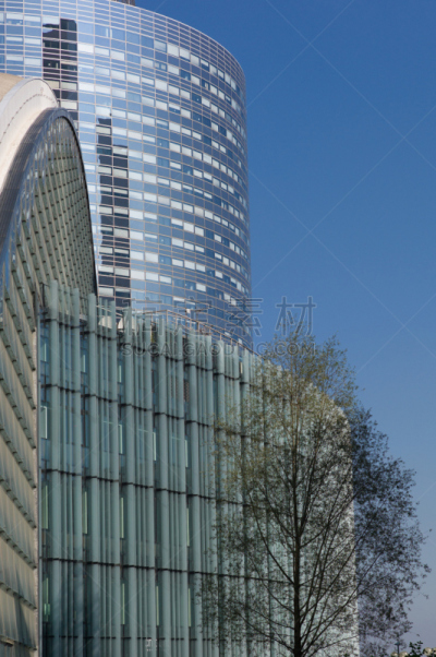La Défense contrasts